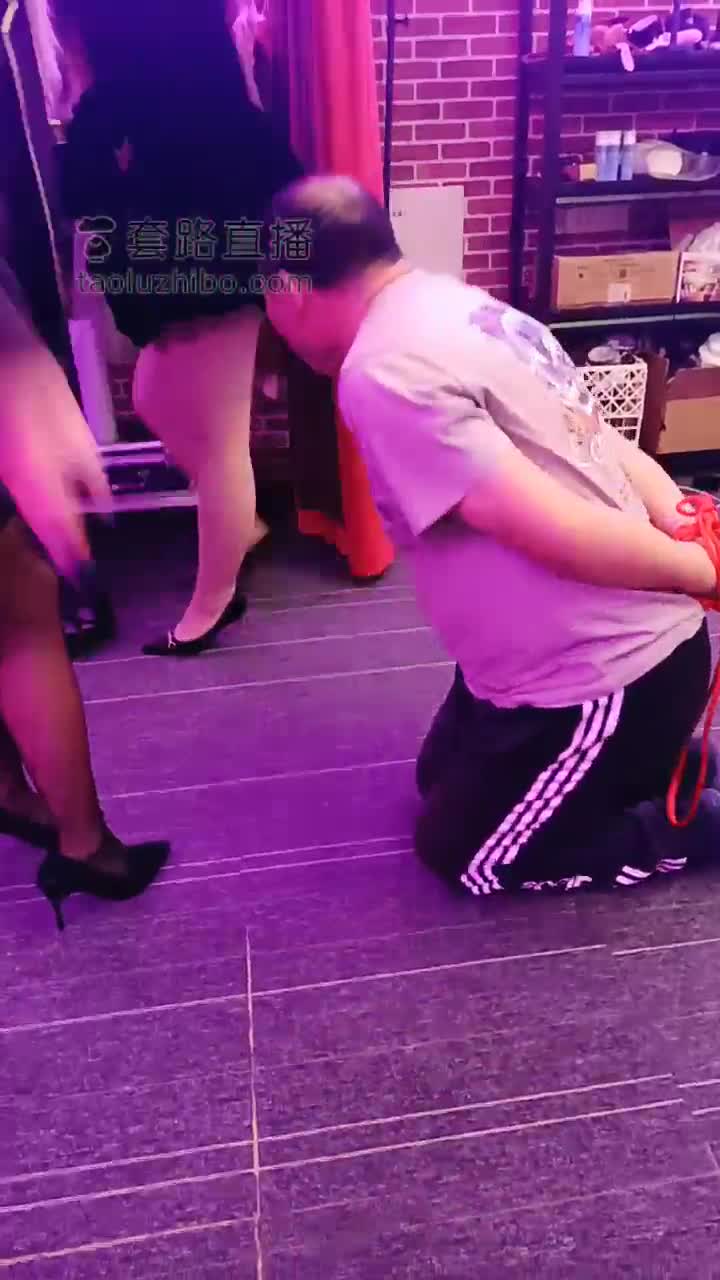 Double Queen punishes bitch, collects violently, RMB slaps the face