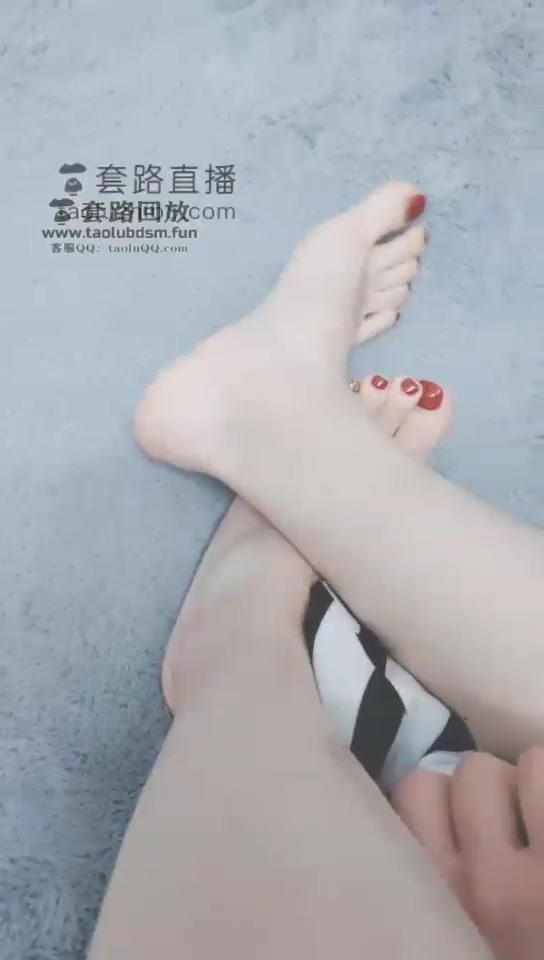 灵竹 贱狗为了舔主人的裸足 不惜被主人打耳光