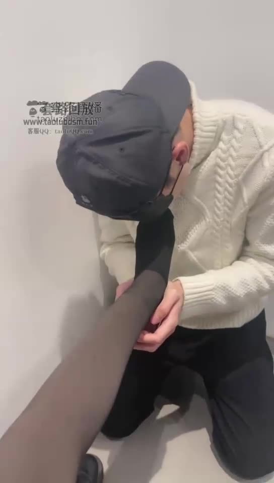 茜茜 面试不成功 却沦为女老板脚下的一条狗
