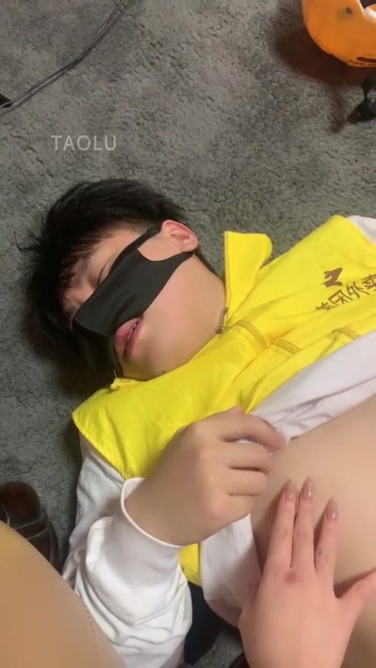 甜甜 强制开发外卖小哥