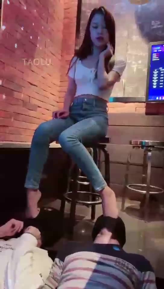 诗诗 KTV羞辱双狗 有圣水 双狗钻胯 骑马