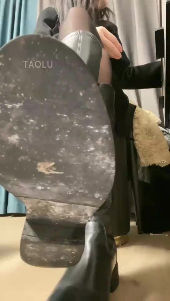 草莓大大 舔脏鞋底 长靴 黑丝