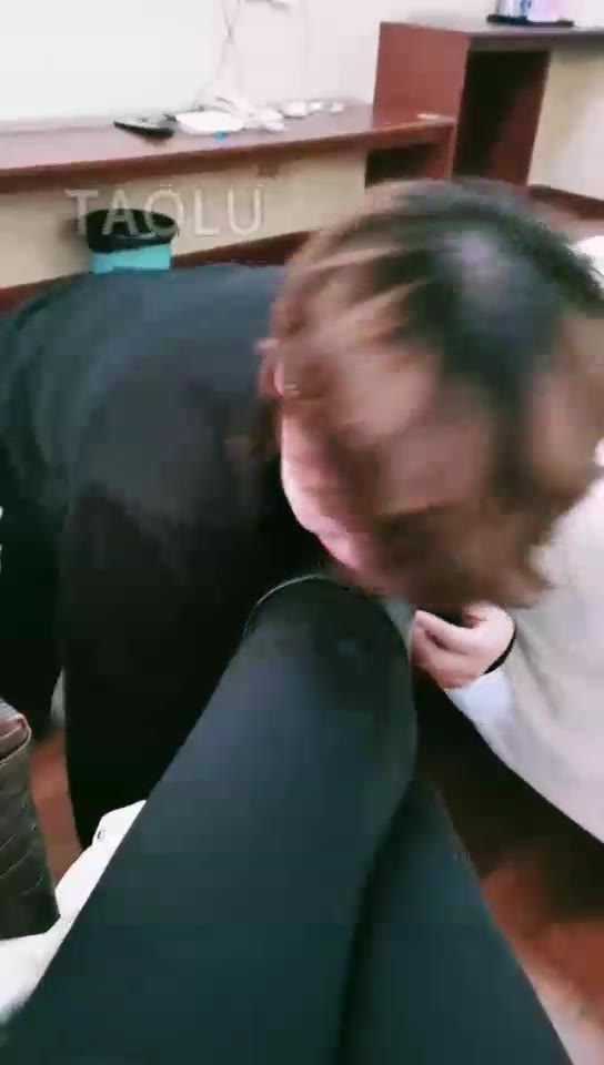 薇普 舔靴