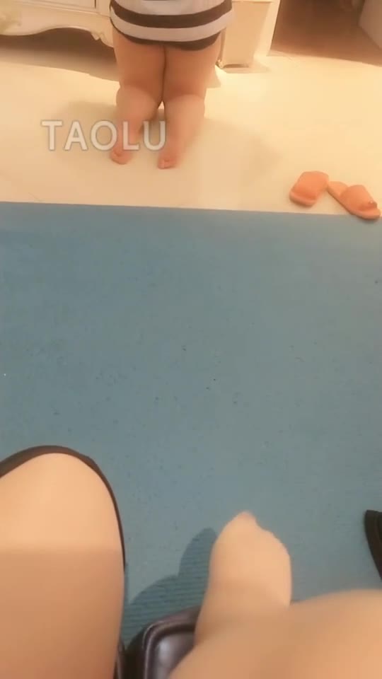 芯瑶 母狗第一次被玩 又爬过来了