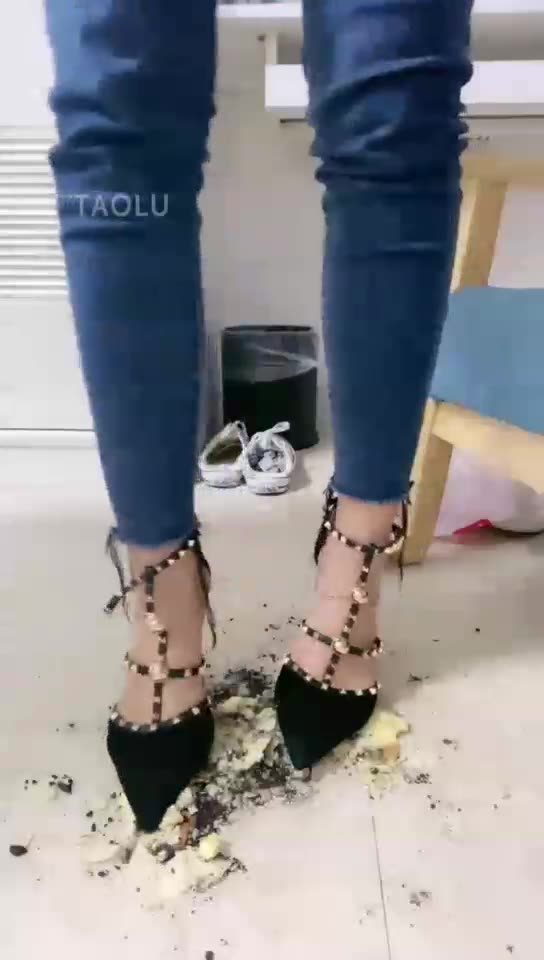 小劳拉 贱狗女装 肛塞伺候