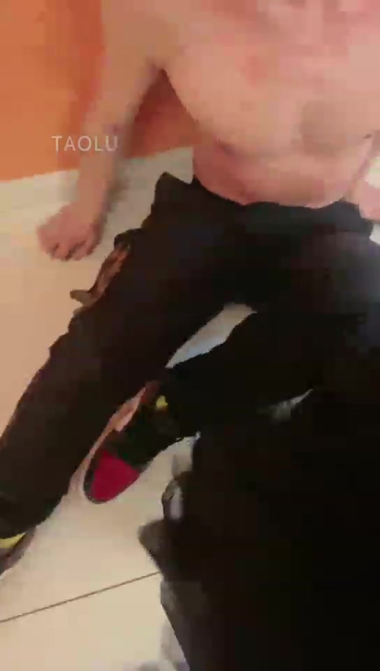 逗逗 竞敢调戏我 老大跑了 给弟弟踩死