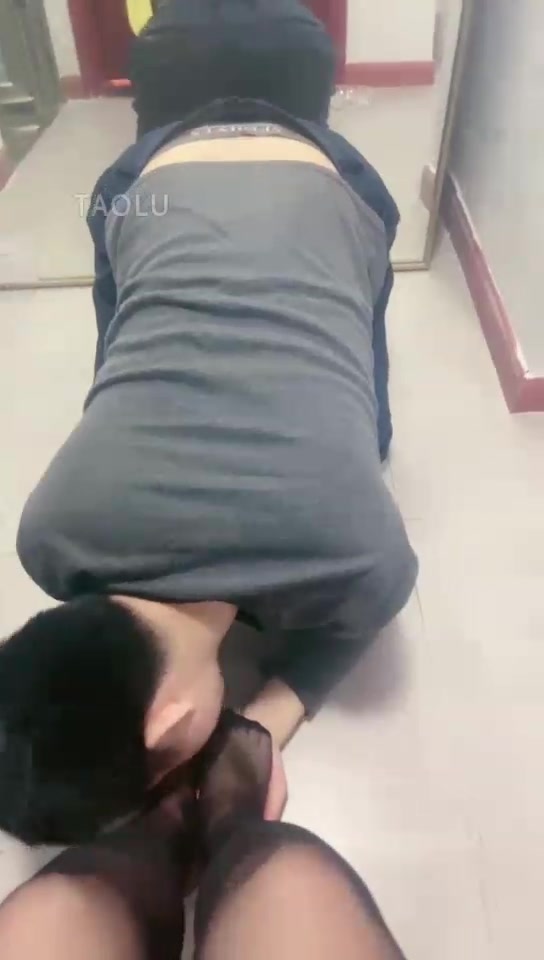 黑兔sama 调教舔丝袜脚 踩踏