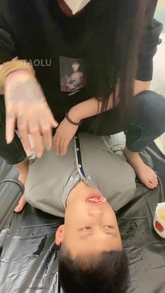 灵猫 让狗狗用嘴洗袜子 圣水