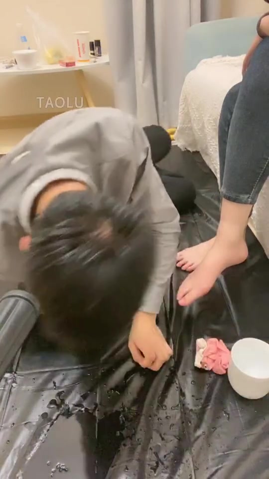 灵猫 让狗狗用嘴洗袜子 圣水