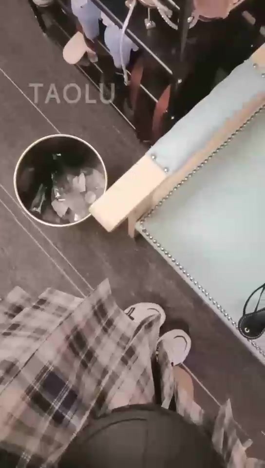 桃江 鞭打 清理鞋底 踢打