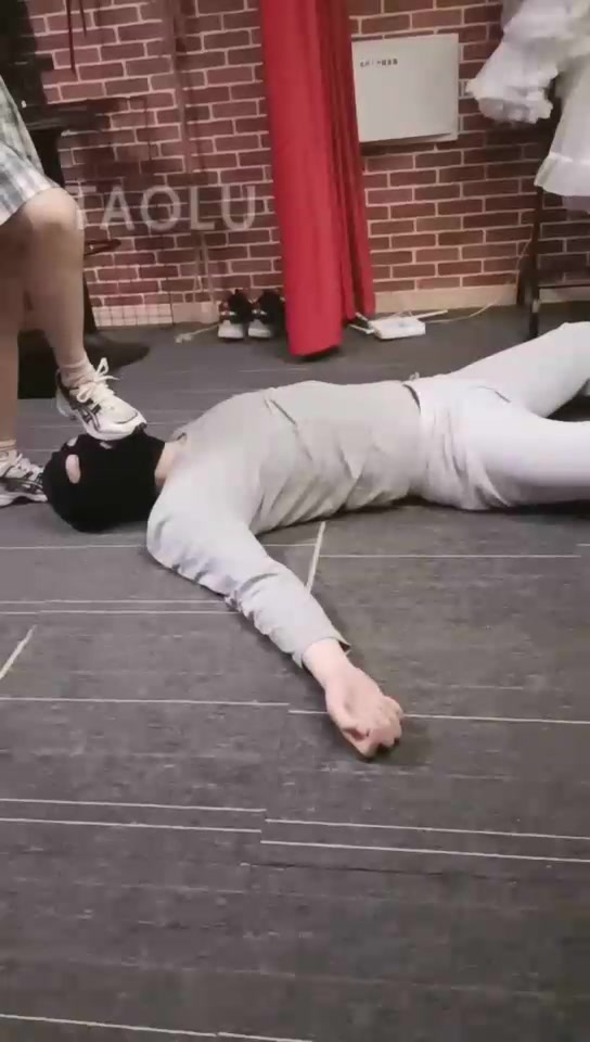 桃江 鞭打 清理鞋底 踢打