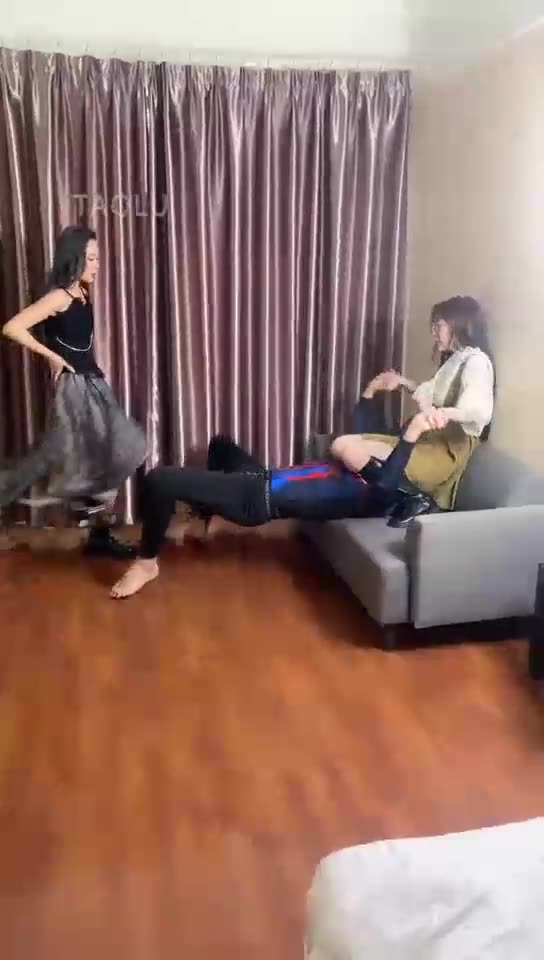 二宝和领主老大 双女S集中火力输出踢裆2