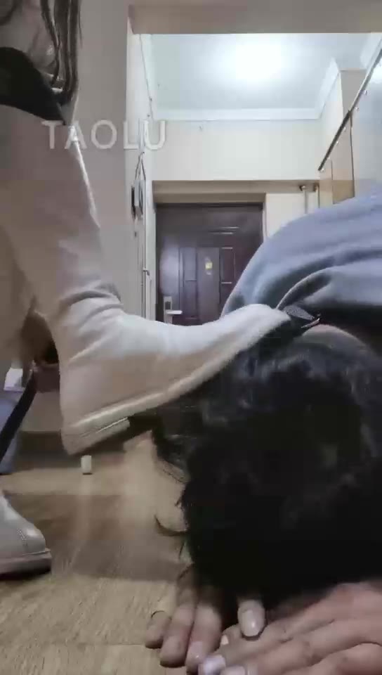 Ui女巫大人 暴力惩罚不听话的取款机