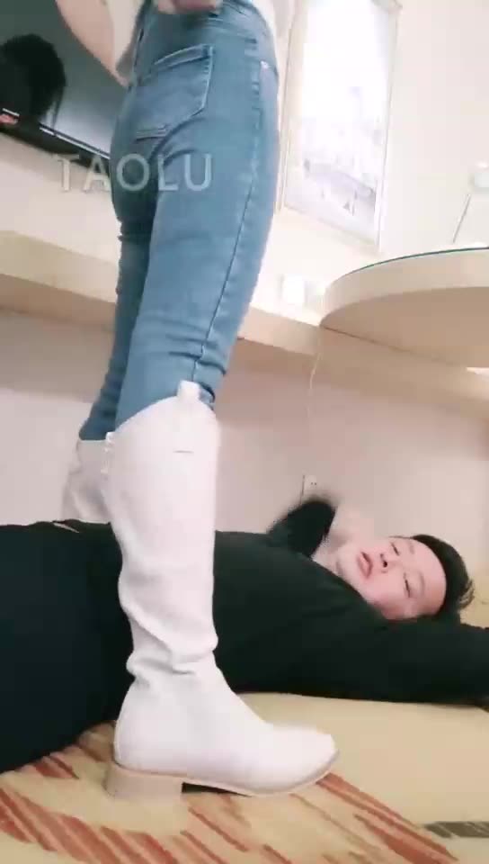 小贱MT 全体重踩踏 黑丝的诱惑