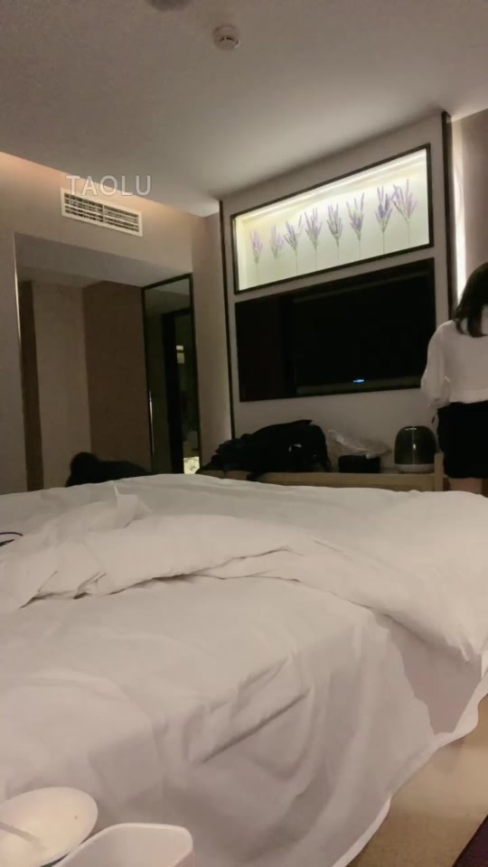 艾比殿下 玩一天累了 找狗子按摩