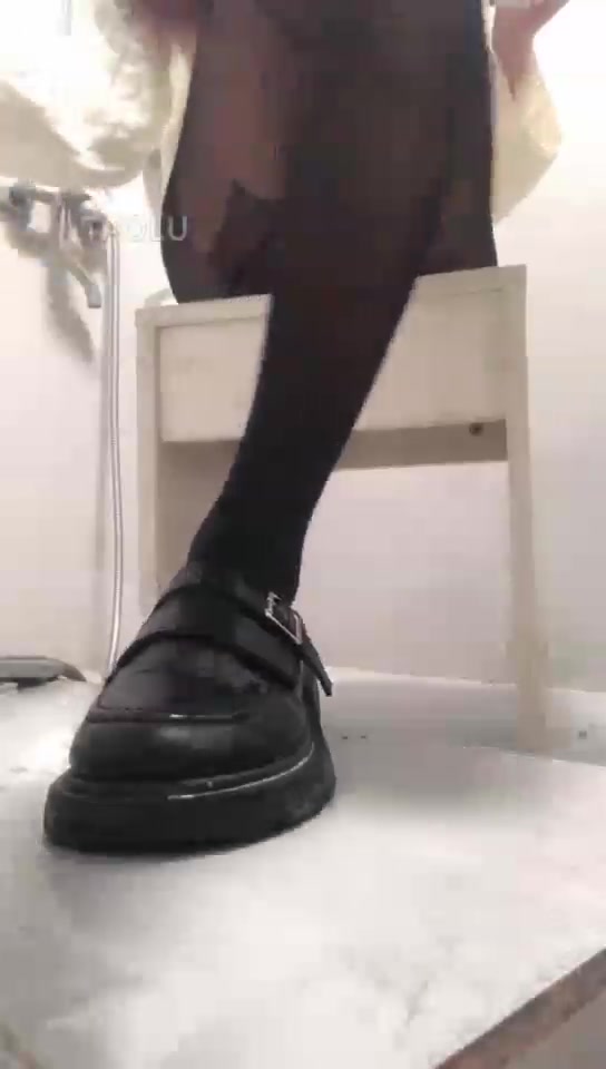 娜娜yyds 第一视角 红绿灯 巴黎世家小皮鞋榨精