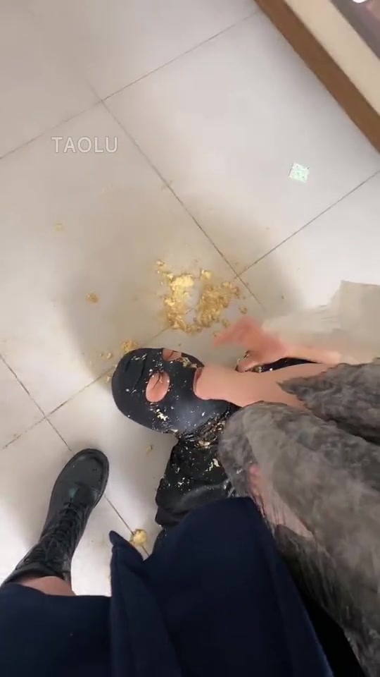 领主老大 给女奴吃屎