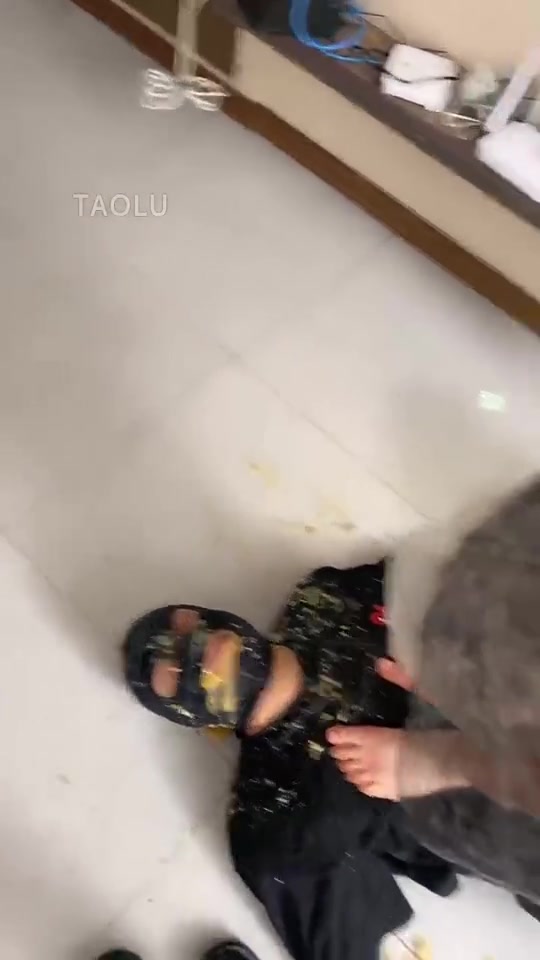 领主老大 给女奴吃屎