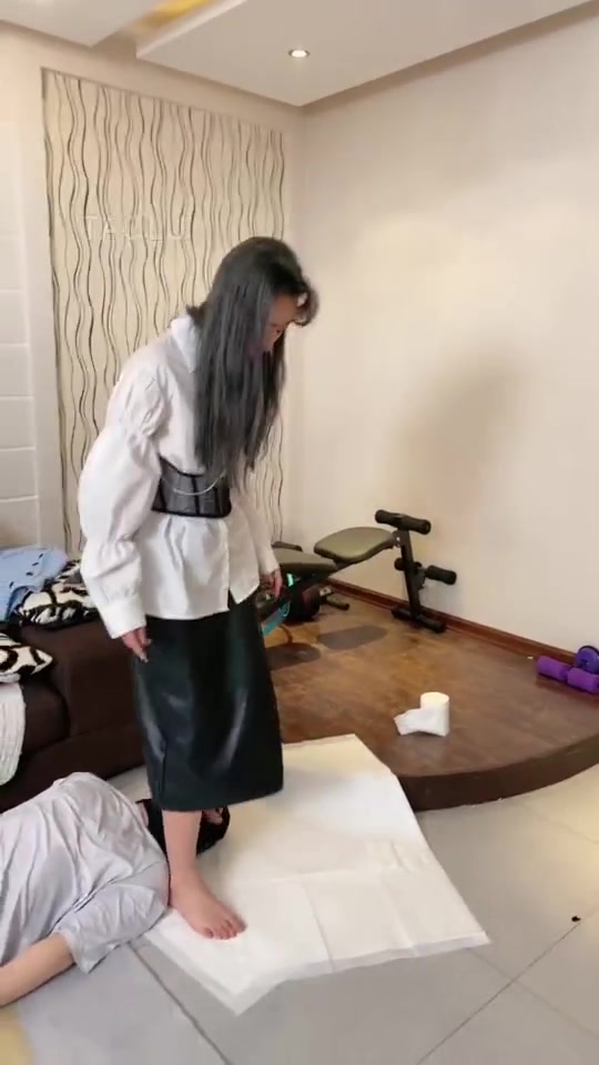 二宝 狗奴吃屎之后跳跺肚子 电击折磨