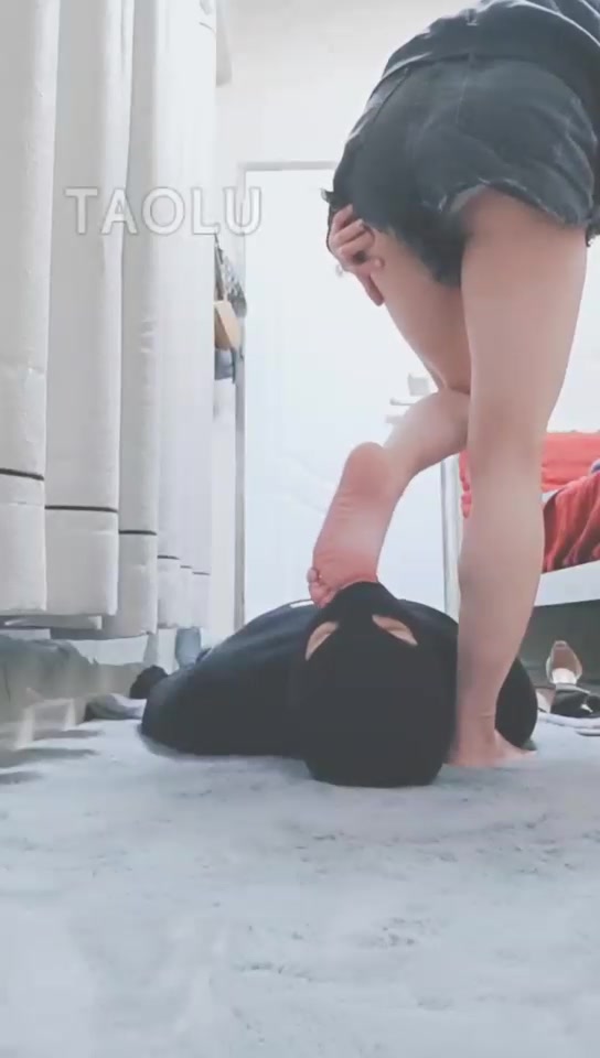 灵竹 强迫贱狗深喉 深喉到吐还要继续