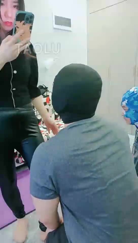 麒麟女皇 两只贱货一起伺候主人