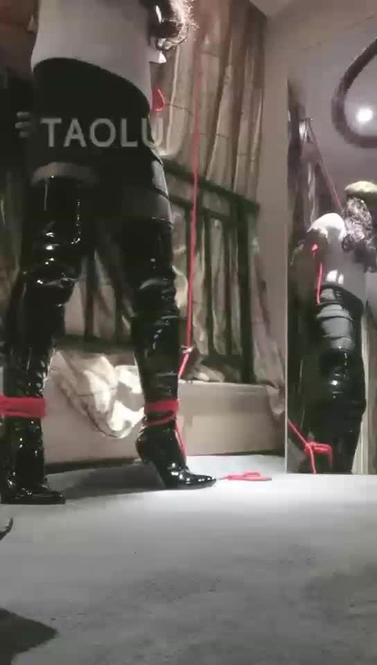 Discipline CD women&#39;s slave, black silk boots bondage