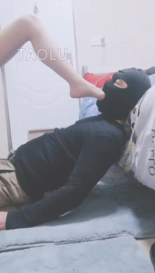 灵竹 丝袜脚虐待18岁小奶狗 二