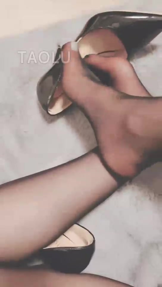 灵竹 丝袜脚虐待18岁小奶狗