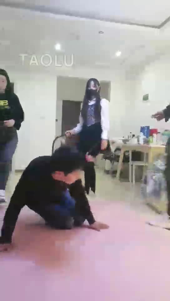 傲柔 3S吃完饭玩狗