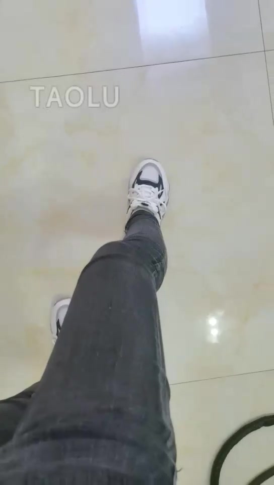 傲柔 3S吃完饭玩狗
