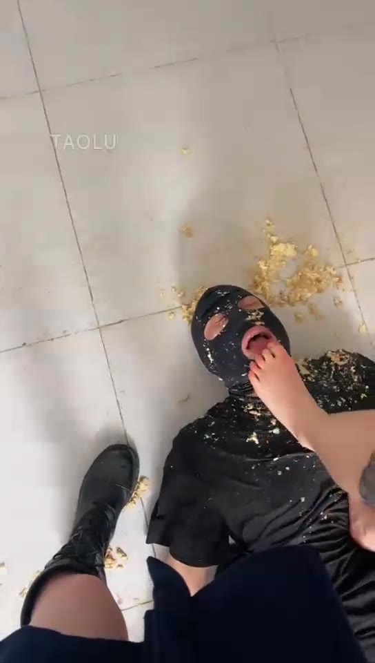 领主老大 给女奴吃翔后呕吐物喂男奴 深喉狗嘴