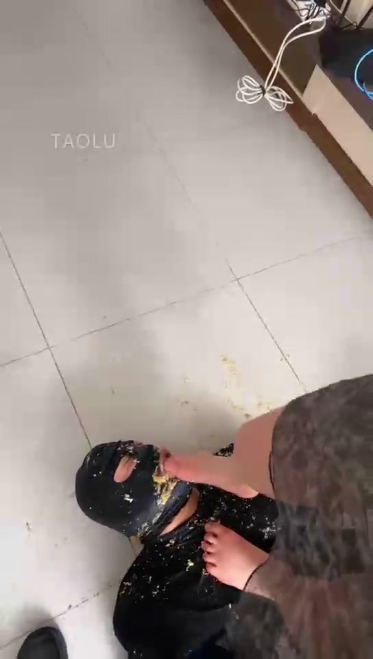 领主老大 给女奴吃翔后呕吐物喂男奴 深喉狗嘴