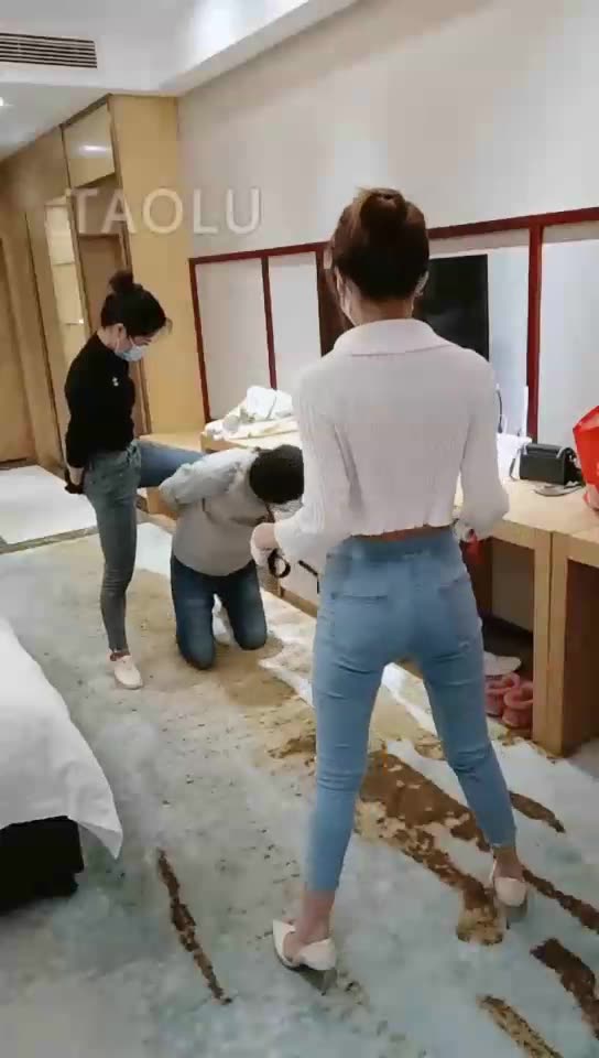 芒果和多多 调教耳光、插狗嘴、揪耳朵、踩踏 二