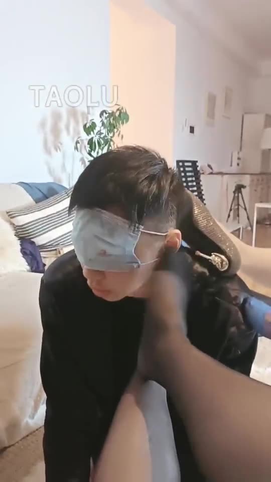 飞扬 三个女S调教狗奴舔脚