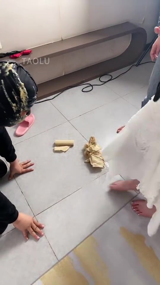 领主老大 强迫女奴舔脚 同时女奴呕吐加口水喂食男奴