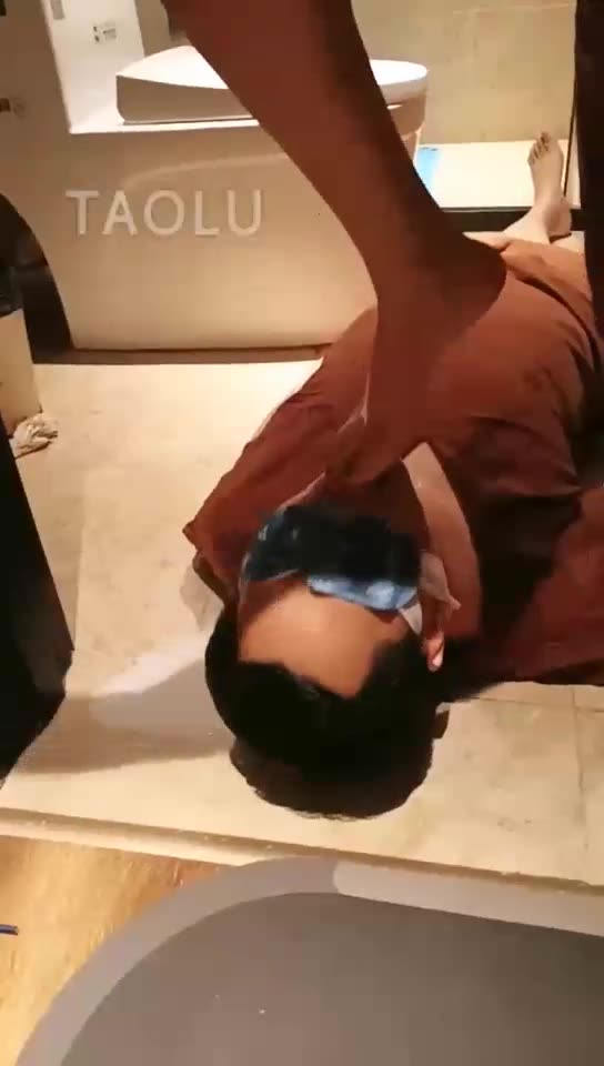 美彤和桃桃 和闺蜜一起按摩店开发痰盂、烟灰缸