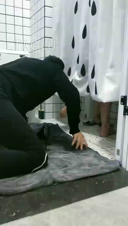 情侣月儿 伺候情侣洗澡