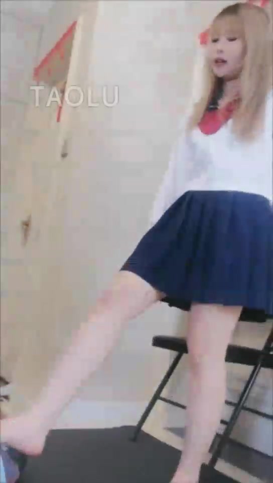 小怡 爽扇狗脸 脚耳光
