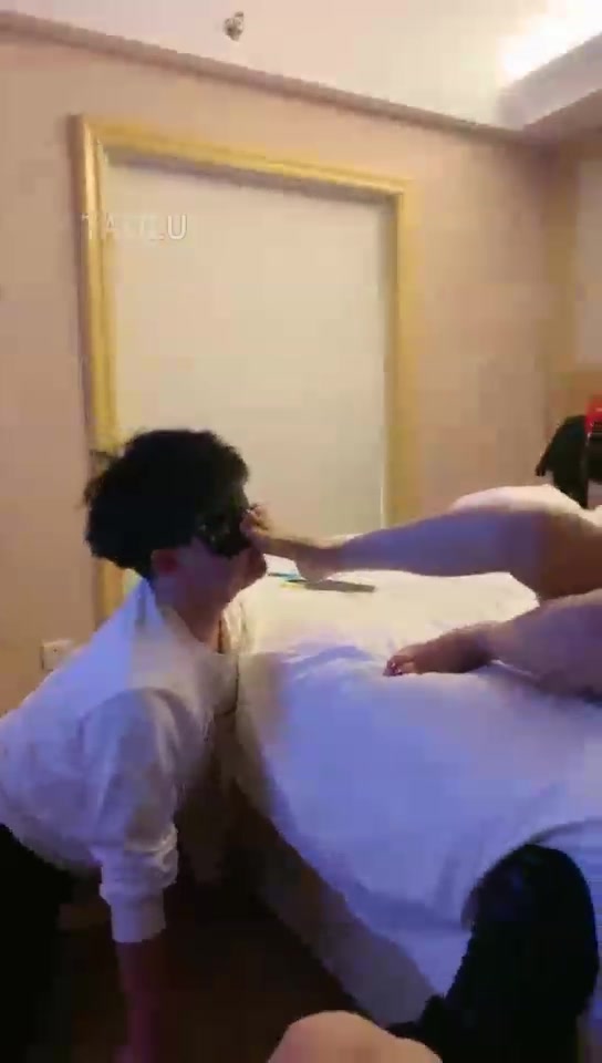 甜依 玩弄贱狗 跪着看亲妈如何玩弄