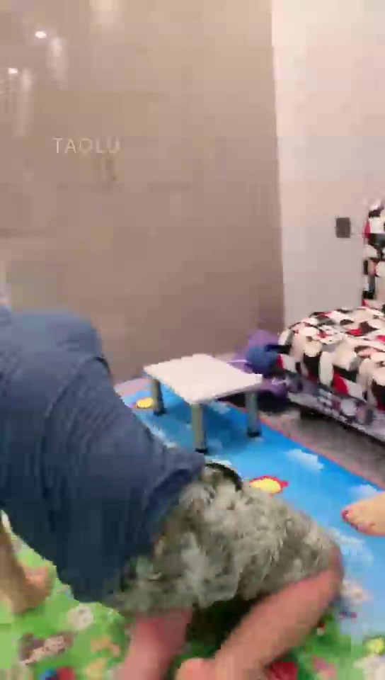 麒鳞女皇 人肉擦鞋布来了
