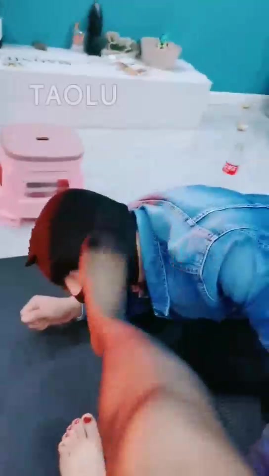 紫襟女王 喝可乐洗脚水 吃香焦脚