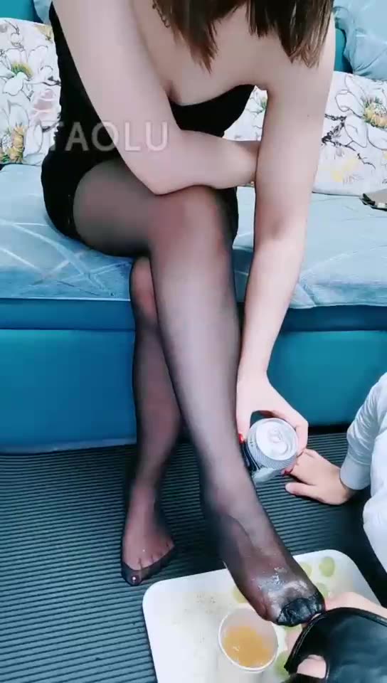 紫襟女王 脚踩葡萄喂狗 喝啤酒洗脚水 酸奶喂食 口水混合