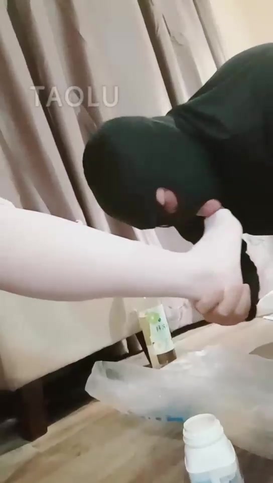 佛山小乔女主 脚喂食 红酒 酸奶舔脚