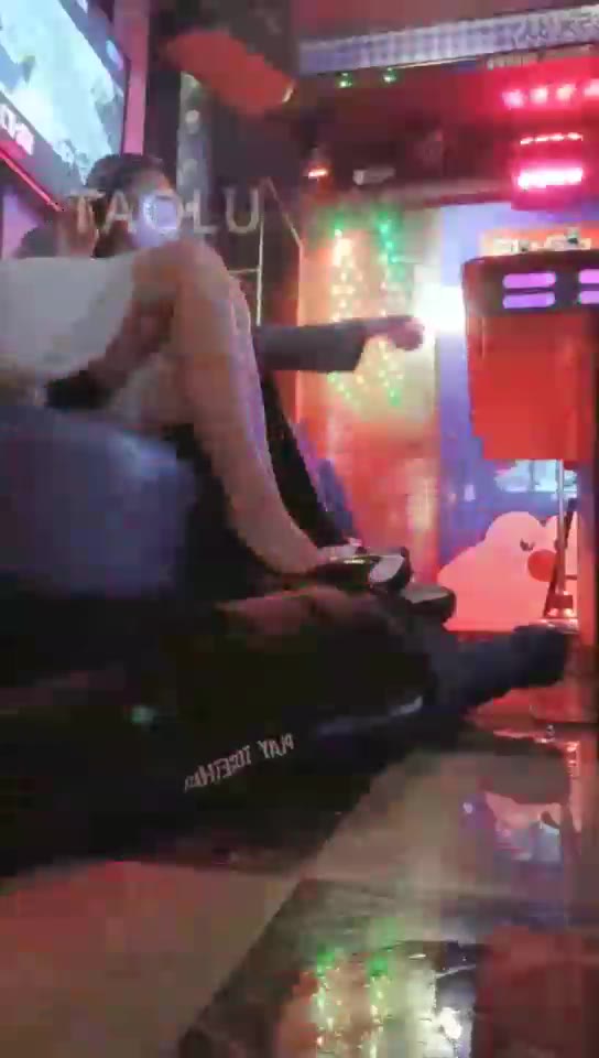 沅芷大人 素人朋友聚会 狗子误入房间