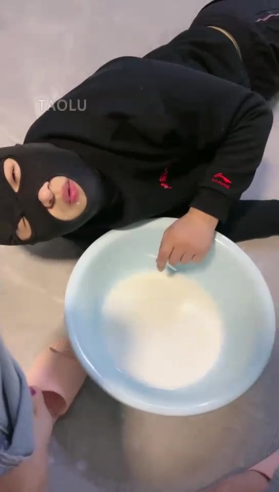 黛黛 狗喝足牛奶 洗脚水