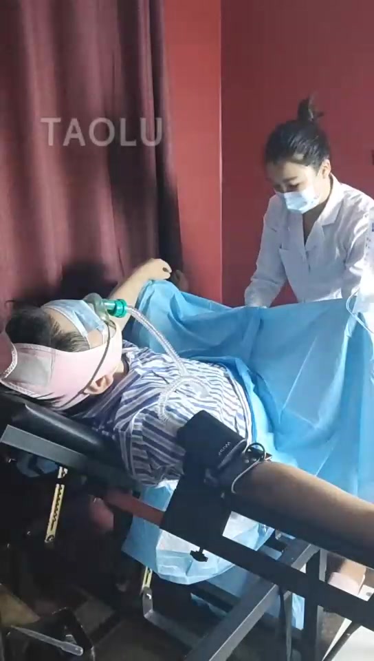 北京冷大人 治疗男病人 检查马眼 榨精