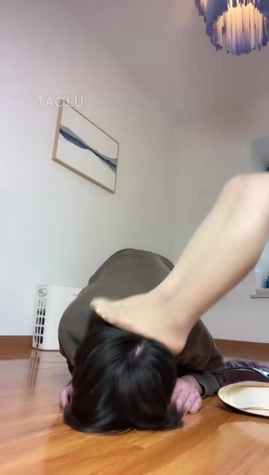 巴莉女王 高跟踩脸 踩手 踩踏