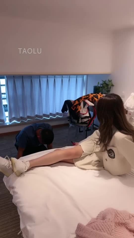 Hotel foot slave
