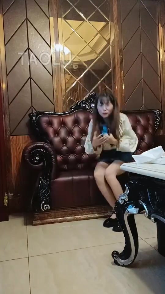 户外第一 成功舔到00后美女小月的美脚
