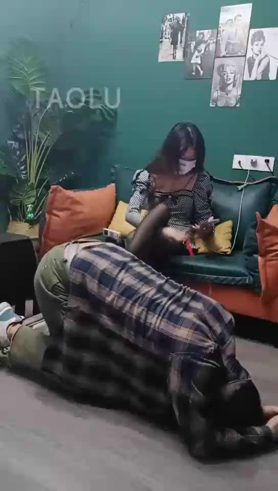 重庆户外第一帅男神 女仆店小桃暴打男神